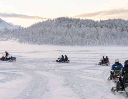 LYNGEN SNOWMOBILE SAFARi,