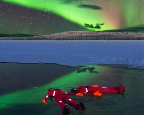 AURORA NEL LAGO GHIACCIATO