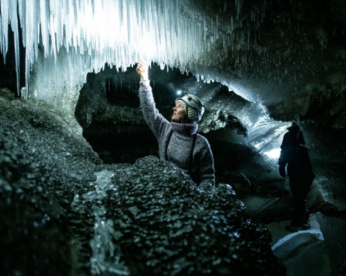 ESPLORAZIONE DELLA GROTTA DI GHIACCIO -