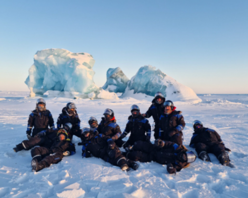ESPLORAZIONE DELLA GROTTA DI GHIACCIO -